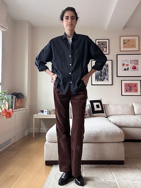 Brown Corduroy Pants Outfit, Bootcut Pants Outfit, How To Style Brown Pants, Cutouts Fashion, Leandra Cohen, Velvet Pants Outfit, Cereal Aisle, Leandra Medine Style, Brown Pants Outfit