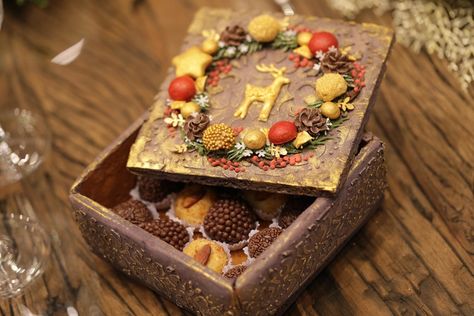 Gingerbread box with brigadeiros Gingerbread Box Ideas, Royal Icing Decorated Cookies, Gingerbread Cottage, Gingerbread Ideas, All Things Gingerbread, Gingerbread House Cookies, Xmas Treats, Christmas Gingerbread Cookies, Cookie Boxes