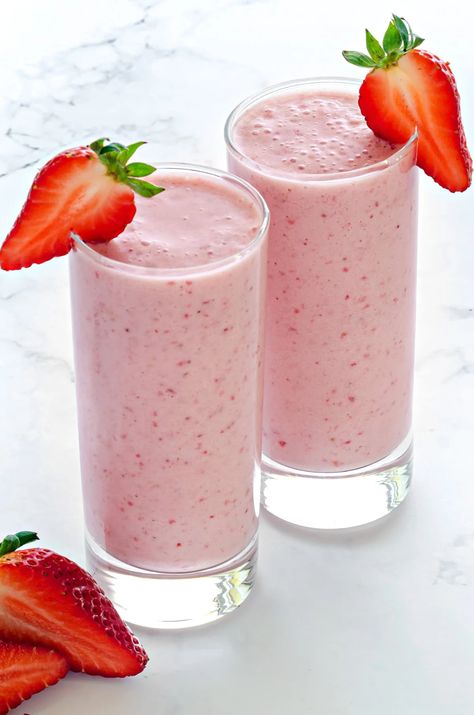 This simple, healthy Strawberry Smoothie recipe requires just 4 ingredients and a few minutes of prep. Make this creamy, refreshing drink for breakfast or a post-workout snack! Healthy Strawberry Smoothie, Strawberry Smoothie Healthy, Strawberry Smoothie Recipe, Strawberry Health Benefits, Breakfast Shakes, Smoothie Recipes Strawberry, Healthy Strawberry, Daily Recipes, Food Easy