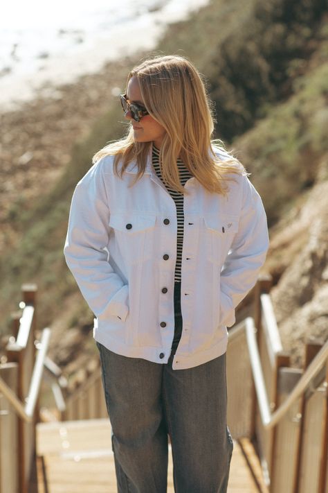 Hunter Jean Jacket Oversized White Denim Jacket Outfit, Jean Jacket Outfits Fall, White Jean Jacket Outfits, White Denim Jacket Outfit, Jean Jacket Outfits, Denim Jacket Outfit, Vintage Jean Jacket, White Jean Jacket, White Denim Jacket