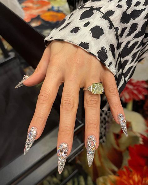 Minimal Manicure, Famous Engagement Rings, Stiletto Shaped Nails, Wedding Day Nails, Green Diamond Rings, Ombre Nails Glitter, Edgy Nails, Engagement Celebration, Celebrity Engagement Rings