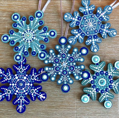 Dotty Painting, Painting Snowflakes, Mandala Making, Mandala Crafts, Christmas Mandala, Wood Snowflake, Mandala Painted Rocks, Mandala Rock Art, Cd Art