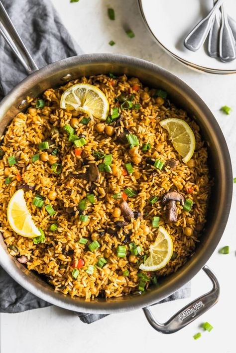 Recipes Vegetarian Easy, Vegetarian Paella, Cooking Garbanzo Beans, Garbanzo Bean, Easy Vegetarian Dinner, Paella Recipe, Romantic Meals, Veggie Food, Cooking Guide