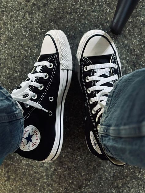 Affichez un style intemporel avec les Converse Chuck Taylor All Star Hi Core en noir. Ces sneakers emblématiques, avec leur silhouette montante, sont la quintessence de l'élégance décontractée. Le noir profond ajoute une touche de mystère, sublimant vos tenues avec distinction. Parfaites pour celles qui chérissent la mode et l'histoire de la sneaker.