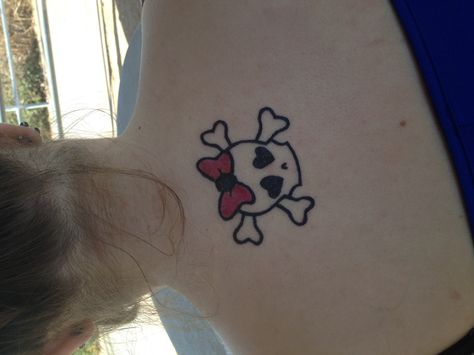 Cute skull with pink bow :) Girly Skull And Crossbones Tattoo, Skull With Bow Tattoo, Tie Tattoo, Bow Tie Tattoo, Pink Bow Tattoos, Girly Skull Tattoos, Skull With Bow, Girly Skull, Pink Tattoo