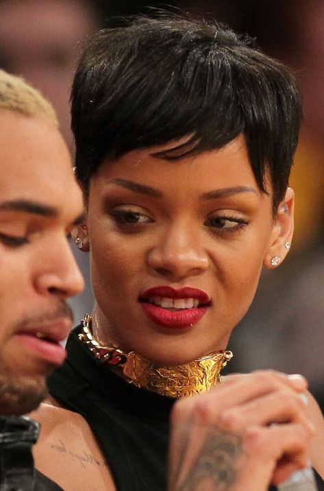 51 Times Rihanna Was The Most Fashionable Celebrity In 2013 Celebrities Funny Faces, Rihanna Reaction Pics, Celebrity Mood Faces, Rihanna Meme Funny, Celebrity Funny Pictures, Rihanna Funny, Rihanna Memes, Celebrity Funny Faces, Rihanna Meme