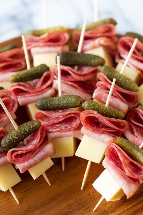 Toothpick Appetizers, Food On Sticks, Fest Mad, Charcuterie Inspiration, Party Appetizers Easy, Finger Foods Easy, Best Appetizer Recipes, Appetizers Easy Finger Food, Charcuterie Recipes