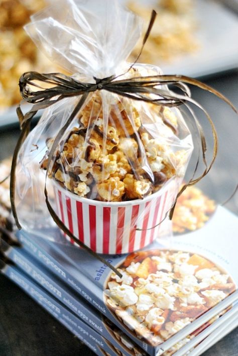 This caramel corn is so easy to make and is perfect for packaging and giving as a homemade gift! Easy Caramel Corn, Caramel Corn Easy, Fall Bake Sale, Kaffe Bar, Bake Sale Treats, Bake Sale Packaging, Cake Stall, Bar A Bonbon, Easy Caramel