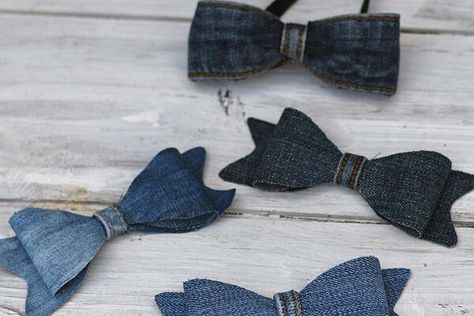 How to make two different kinds of bows from an old pair of jeans. Both are very simple quick crafts that only require a small amount of hand sewing. The first bow is a hipster-style bow tie made from the waistband and a belt loop. The second type of bow is made from scrap pieces of denim fabric following a simple pattern. The pattern is free to download on the site. These neater bows can be turned into hair bows or used to decorate bags and pillows. Denim Bow Tie, Denim Bracelets, Tartan Crafts, Sustainable Crafts, Blue Jean Rug, Denim Recycling, Jean Projects, Denim Recycle, Artisanats Denim