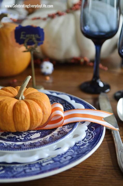 Thanksgiving Table Inspiration, Beautiful Thanksgiving Table Settings, Thanksgiving Table Settings Diy, Thanksgiving Table Settings Simple, Table Settings Everyday, Blue Willow China, Diy Thanksgiving, Warm Chocolate, Thanksgiving Table Settings