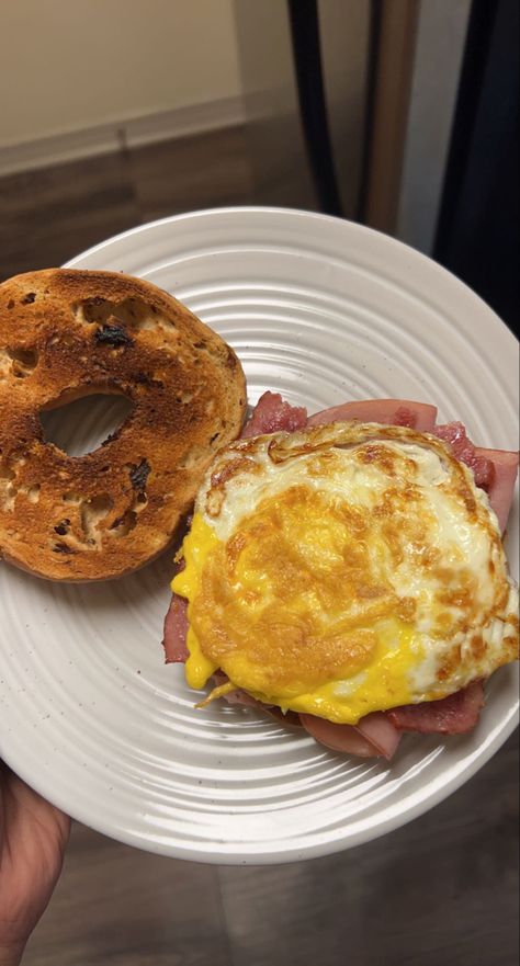 Cinnamon raisin bagel, hard fried egg, turkey bacon and ham Breakfast Brunch Party, Cinnamon Raisin Bagel, Bagel Breakfast Sandwich, Bacon Eggs Breakfast, Healthy Honey, Breakfast Bagel, Healthy Food Inspiration, Cinnamon Raisin, Healthy Food Dishes