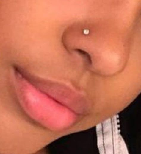 Nose Peirce Chart, Cool Piercings Nose, Noise Percinings, Nose Percinings Aesthetic, Fake Piercings Nose, Clear Nose Piercing, Piercing Nostril, Piercings Nose, Outer Banks Outfits