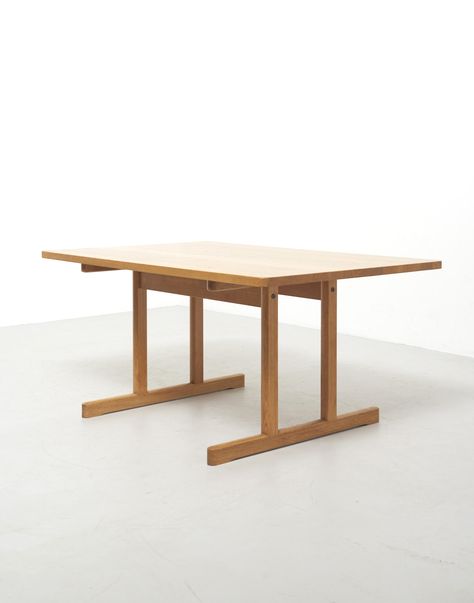 A 'Shaker' dining table in solid oak designed by Børge Mogensen. The table is lacquered and in a very good original condition. Model 6289, manufactured by Fredericia in Denmark. Shaker Dining Table, Shaker Table, Borge Mogensen, Oak Dining Table, Home Reno, Interior Inspo, Dining Tables, Solid Oak, Denmark