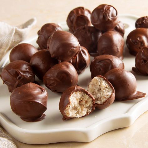 Easy Bonbon Recipe, Chocolate Bon Bons Recipe, Bonbon Recipe, Naruto Group, Bonbons Chocolate, Bonbons Recipe, Martha Washington Candy, Bonbon Chocolate, Chocolate Bonbons Recipe