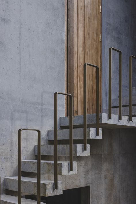 Concrete House Design, Stair Design Architecture, Metal Stair Railing, Staircase Design Modern, Staircase Handrail, Stair Railing Design, Stairs Architecture, Stairs Design Modern, Floating Staircase