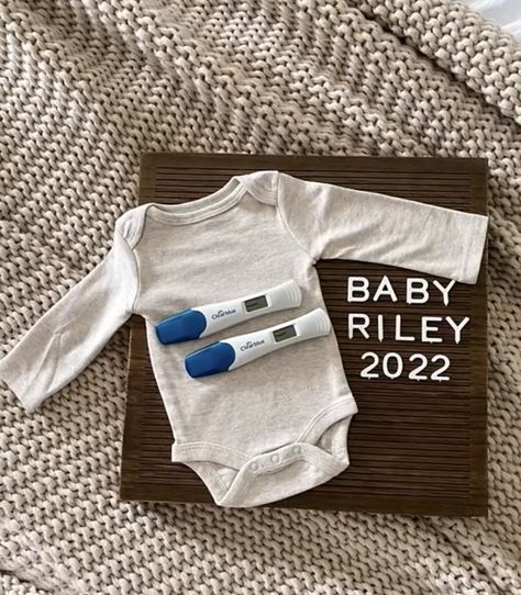 Pregnancy Test Announcement, Announcement Photoshoot, Baby Announcement Photoshoot, Baby Announcements, First Pregnancy, Pregnancy Test, Future Ideas, Baby Coming, Baby Announcement