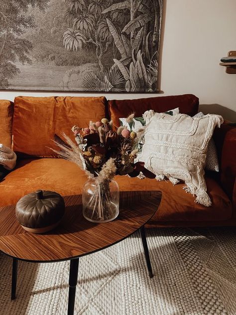 Rust Color Trend and How to Use It in Interiors Copper Couch, Rust Couch, Maximalism Living Room, Warm Living Room Colors, Velvet Couch Living Room, Velvet Bank, Southwest Home Decor, Cozy Interior Design, Pine Coffee Table