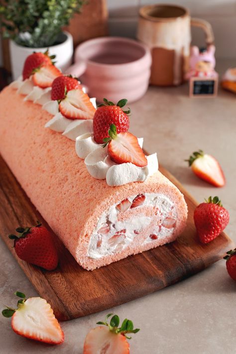 Pretty Pink Cake, Strawberry Swiss Roll, Japanese Roll Cake, Swiss Roll Cakes, Strawberry Roll Cake, Swiss Roll Cake, Cake Wraps, Cute Baking, Pink Strawberry