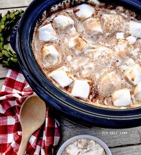 The Best Ever Crockpot Hot Chocolate Easy Holiday Drinks, Crockpot Drinks, Hot Chocolate Toppings, Hot Chocolate Party, Breakfast Christmas, Crockpot Hot Chocolate, Christmas Recipes Easy, Crock Pot Desserts, Easy Holiday Recipes