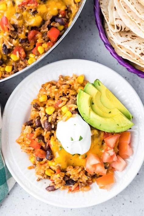 This ground beef burrito bowl recipe is a family favorite dinner full of ground beef, rice, black beans, cheese, and tomatoes then topped with your favorite toppings! Make this dinner in 30 minutes or less for an easy weeknight dinner perfect for the whole family. Beef Burrito Bowl Recipe, Beef Burrito Bowl, Burrito Bowl Recipe, Beef Burrito, Kids Plate, Burrito Bowls Recipe, Beef Rice, Flavorful Vegetables, Favorite Dinner