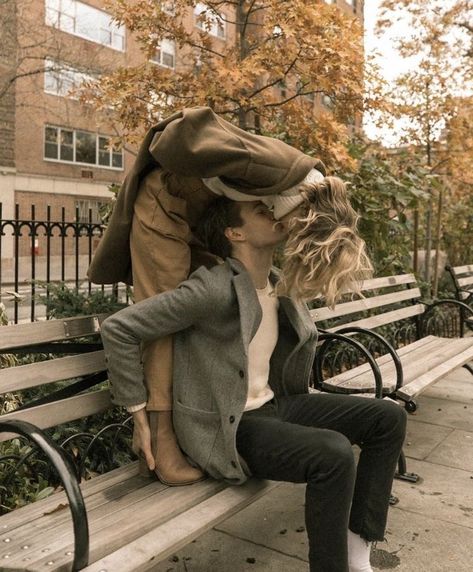 Dark Academia Couple, 70s Couple, Fall Date Ideas, Vintage Couples, Cozy Season, Date Ideas, Living In New York, Fall Photos, Couple Shoot