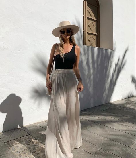 Dubai Trip Outfit Ideas For Women, Mozambique Outfits, Dubai Vacation Outfits Women, Tropical Vacation Outfits Beach, Colorful Vacation Outfits, Cozumel Outfits, Island Vibes Outfits, Tulum Vibes Outfit, Bahamas Outfits