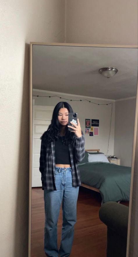 Fall Outfits Aesthetic Flannel, Gray Flannel Shirt Outfit Women, Outfits With Black Flannel, Masc Outfits For Women Flannel, Female Flannel Outfit, Blue And Black Flannel Outfit, Flannel Hoodie Outfits Women, Black Flannel Outfits Aesthetic, Dark Blue Flannel Outfits