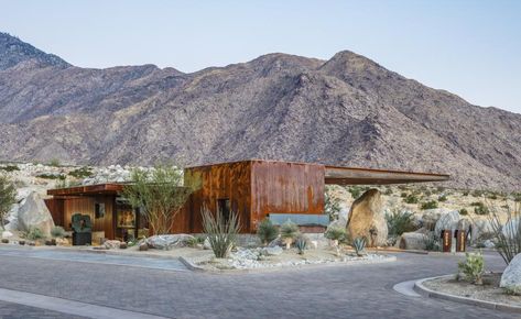 Desert Palisades guardhouse embodies modern Palm Springs living | A boulder on site was a key reference in the design, the roof nodding to it but not quite physically touching it, symbolising in a neat and legible way this dialogue between the natural and the manmade #design #palmsprings Palm Springs Architecture, Contemporary Houses, Guard House, Desert Environment, Desert Design, American Architecture, Desert Homes, Coachella Valley, Patio Stones