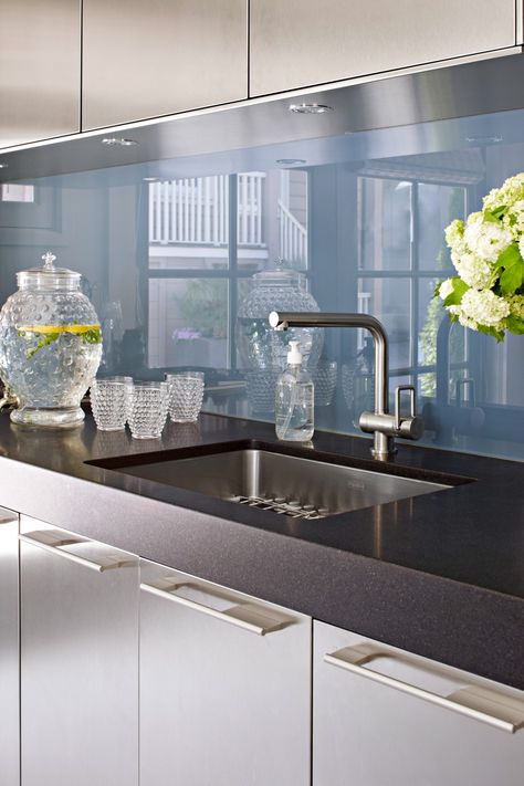 48 Beautiful Kitchen Backsplash Ideas for Every Style Glass Tiles Kitchen, Glass Backsplash Kitchen, Glass Kitchen Backsplash, Modern Kitchen Backsplash, Modern Backsplash, Kitchen Backsplash Designs, Glass Tile Backsplash, Backsplash Designs, Glass Backsplash