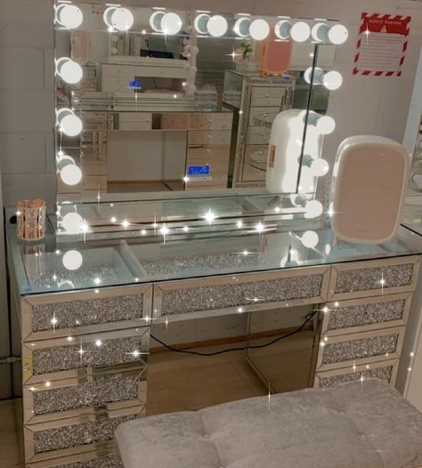 Sparkly Room Ideas, Boujee Bedroom Ideas Luxury, Room Ideas Boujee, Baddie Vanity, Fancy Room Ideas, Glam Aesthetic Room, Sparkly Vanity, Glam Makeup Room, Glitter Vanity