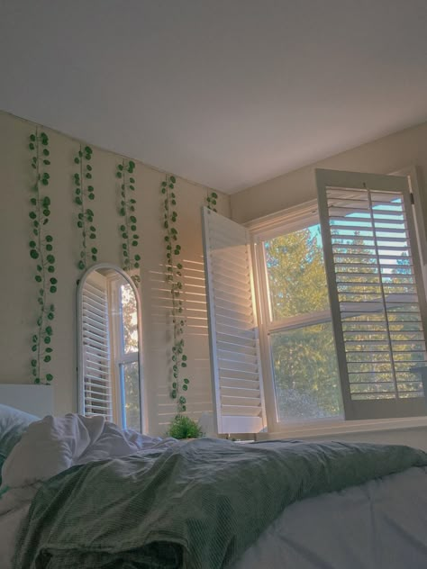 Room Ideas Green And White, Room Aesthetic Green And White, Simple Aesthetic Rooms, Room Ideas Aesthetic Green And White, Aesthetic Simple Room Ideas, Light Green Aesthetic Room, Aesthetic Green Bedroom Ideas, Light Green Room Ideas Bedroom, White And Green Room