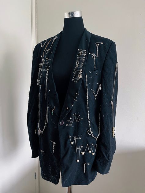 Pinned Blazer . . . . . #fashion #safetypins #punk #grunge #gothic #aesthetic #darkaesthetic #fashiondesign #design #alternative #alt #altfashion #recycling #recyclingfashion #upcycling #upcyclingfashion #gothaesthetic #blazer #vest Punk Blazer Diy, Fancy Punk Outfits, Upcycle Blazer, Blazer Upcycle, Punk Blazer, Punk Suit, Ropa Punk Rock, Techno Outfit, Mode Punk