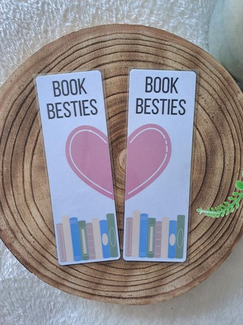 Celebrate your book bestie with these cute Jigsaw heart bookmarks - * Made with strudy cardstock and laminated for extra protection. * One sided print- the back will be plain white  The price set is for both bookmarks.  If you would like me to send one to yourself, and the other to your friend with a gift note, please leave me their address and your personalised message in the notes section.  ** Please note due to the nature of recycled card there will be some variation in the cardstock including natural flecks.  The colours of the bookmark may vary from the photo once printed due to screen settings ** Book Mark For Friends, Friendship Day Bookmarks, Cute Things To Make Your Friends Diy Gifts, Bookmark For Friend, Bff Bookmarks, Cute Diy Gift Ideas For Best Friend, Leaving Gifts For Friends, Diy Customized Gifts, Best Friend Bookmark