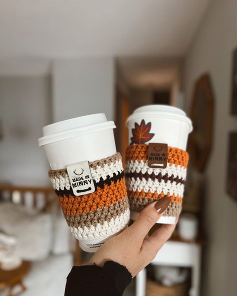 new coffee cup sleeves in the shop 🍁☕️🧡 crocheted >> striped / checkered / waffle vegan faux leather tags in chestnut & white marble great for your car, purse & cute to gift limited quantities — 🔗in stories/profile ☺️🍂 [patterns coming soon] 🧶 happy friiiidayyyy!!! #crocheted #crochetdesigner #coffeesleeve Crochet Coffee Sleeve Pattern, Crochet Cup Sleeve, Coffee Sleeve Pattern, Crochet Coffee Cup Cozy, Coffee Crochet, Cup Cozy Pattern, Learn Crochet, Leather Tags, Cozy Pattern