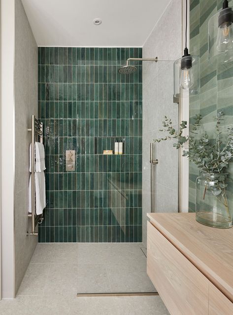 Luxury Bathroom Interior Design Modern, Modern Boho Bathroom, Green Backsplash, Bathroom Interior Design Modern, Green Tiles, Small Bathroom With Shower, Bathroom Color Schemes, Bathroom Ceiling, Bathroom Color