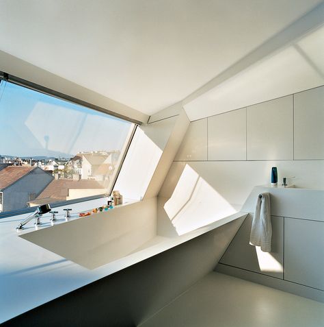 The cavity for the bathtub is part of the same continuous form-world as House Ray 1’s sloping roofscape. The white tub is made from Corian; the faucet is by Dornbracht. Futuristic Bathroom, Modern Penthouse, Penthouse Design, White Tub, Futuristic Home, Bathtub Design, Bad Inspiration, Futuristic Interior, Bad Design