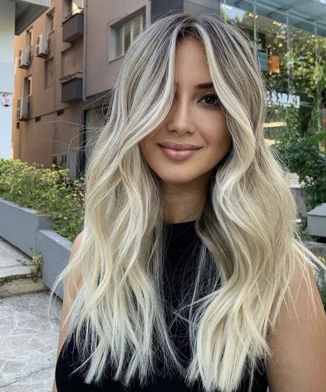 Brown Root With Blonde Hair, Rooted Bright Blonde Hair, Darker Roots With Blonde Hair, Dark Root Bright Blonde, Chest Length Blonde Hair, Blonde Hair 2023 Trends Women, Money Peice Blonde Baylage, Bright Blonde Dimensional Hair, Blonde Hair Root Smudge Money Piece