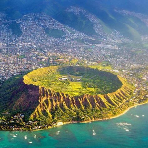 Diamond Head, Oahu  Diamond Head is one of the most famous landmarks on Oahu and the entire state of Hawaii. It has once been an active volcano, but hasn’t spewed any ashes for more than 150,000 years. The extinct crater and lookout point at the peak of it is a popular hiking destination for many. O’ahu Hawaii, Oahu Mountains, Hawaii Images, Diamond Head Hawaii, Hawaii Hikes, Hawaii Pictures, Diamond Head, Cheap Flight, Cheap Flight Tickets