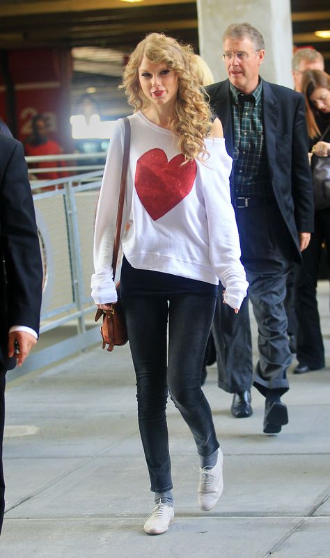 Taylor Swift Casual, Taylor Swift 2010, 2010 Style, Taylor Swift Keds, Taylor Swift Street Style, Sassy Dress, Taylor Swift Speak Now, Swift Photo, Oversized Sweaters