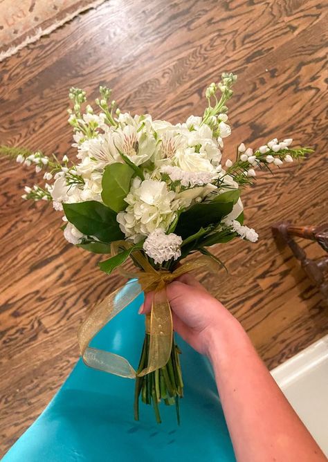 White And Green Bouquet Prom, Green Prom Dress With Bouquet, White Bouquet For Prom, White And Gold Flower Bouquet Prom, Bouquet To Go With Green Dress, Prom Floral Bouquets, Simple Prom Flowers, Gold Prom Dress Bouquet, Bouquets For Green Dress