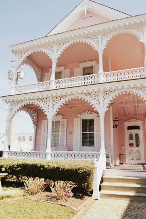 Pink Victorian house Pink Victorian House, Extravagant Lifestyle, Pink Victorian, Porte Cochere, Casa Vintage, Victorian Architecture, Painted Ladies, Pink House, Victorian Houses