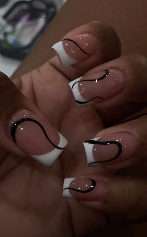 Medium Natural Acrylic Nails, Birthday Nail Ideas Acrylic Almond, Gel Natural Nails Ideas, Short Nail Designs Black And White, Black And White Nail Designs Short, Y2k Square Nails, Short Nails Black Women, Vacation Nails Black Women, Shorties Nails