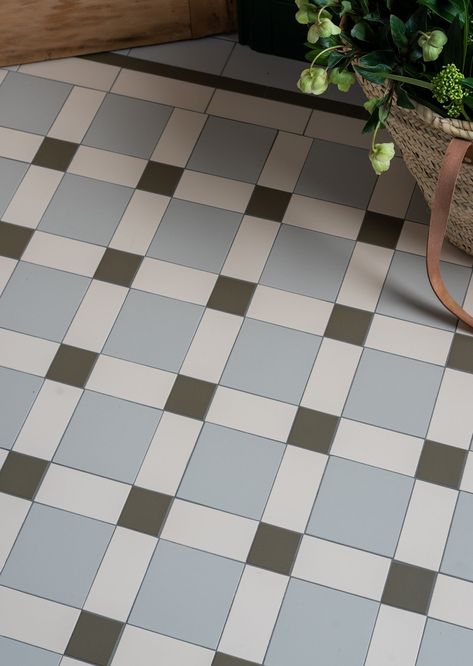 Penny Tiles Kitchen Floor, Monochrome Bathroom Floor, Green White Tile Floor, Floor Tiling Patterns, Cool Linoleum Flooring, Victorian Tile Patterns, Colorful Kitchen Floor Tiles, Victorian Tile Kitchen Floor, Kitchen Tile Pattern