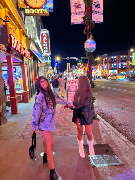 Poses In Nashville, Nashville Pics With Friends, Tennessee Vacation Pictures, Nashville With Friends, Nashville Vibes Aesthetic, Nashville Places To Go, Nashville Inspo Pics, Nashville Trip Aesthetic, Nashville Aesthetic Pictures