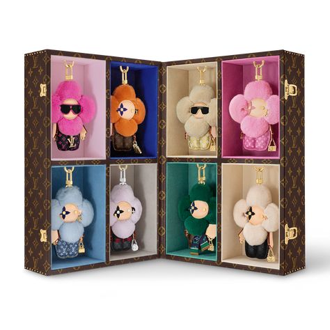 Products by Louis Vuitton: Vivienne Fashionista Bag Charm Lv Bag Collection, Louis Vuitton Vivienne, Louis Vuitton Gifts, Louis Vuitton Collection, Louis Vuitton Pink, Trunk Bag, Bag Charms, Wallet Pouch, Louis Vuitton Official