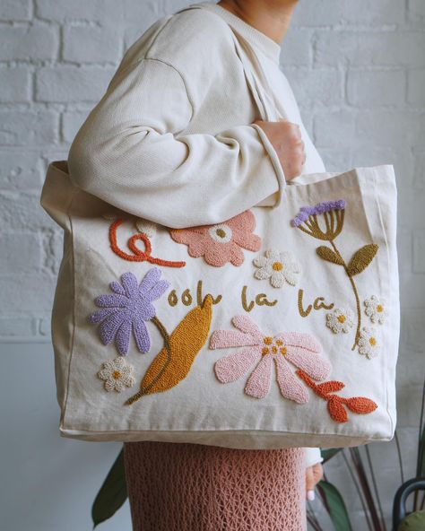 Punch Embroidery, Diy Bead Embroidery, Needle Embroidery, Punch Needle Patterns, Craft Punches, Embroidered Tote, Embroidery Bags, Punch Needle Embroidery, Diy Tote Bag