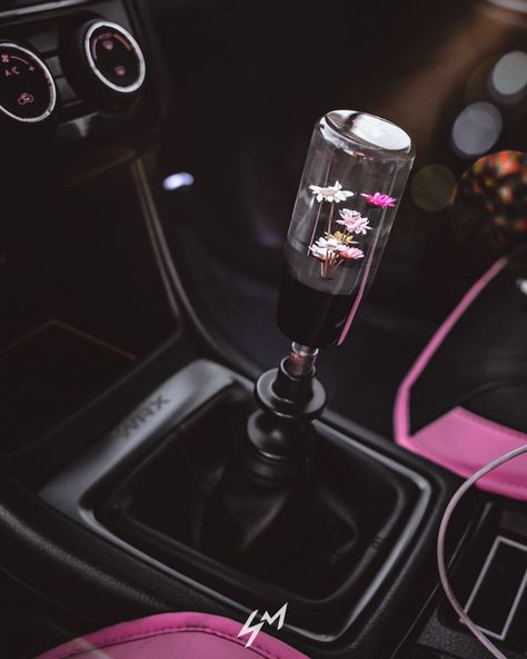 Stick Shift Cars Aesthetic, Black Car Pink Interior, Pink Gear Shift, Jdm Car Interior Aesthetic, Stick Shift Car Aesthetic, Black And Pink Car Interior, Stick Shift Aesthetic, Jdm Car Accessories, Pink And Black Car Interior