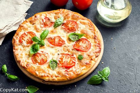 You will love how easy it is to make this Italian Classic pizza. Margherita Recipe, Margherita Pizza Recipe, Pizza Margarita, Risotto Alla Milanese, Pizza Pepperoni, Wheat Pizza Dough, Margarita Pizza, Pasta Per Pizza, Pizza Margherita