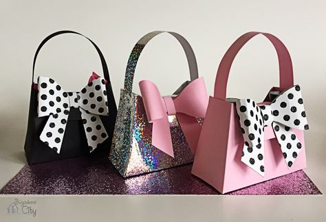 Bachelorette Party Favors - DIY Mini Paper Purses! Bachelorette Party Favors Diy, Diy Paper Purses, Paper Purses, Diy Paper Bag, Paper Purse, Purse Crafts, Diy Party Favors, Purse Tutorial, Diy Glitter