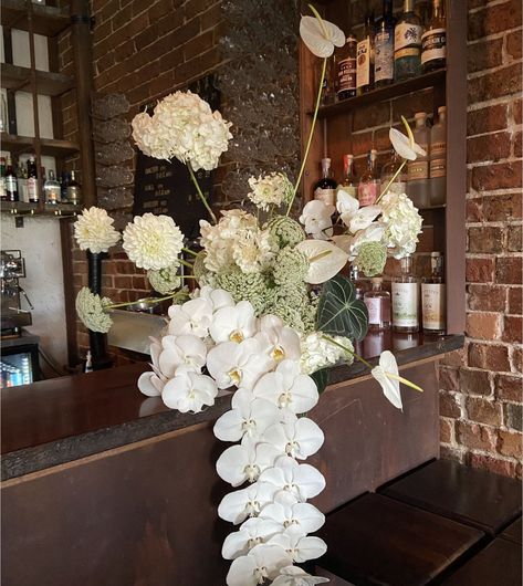 Modern Flower Arrangements Wedding, Carnation Flower Wedding Decor, Bridal Table Arrangement, Bar Wedding Flowers, White Modern Wedding Flowers, White Rose Wedding Table, Hydrangea Wedding Decor, Organic Wedding Decor, Bridal Table Flowers